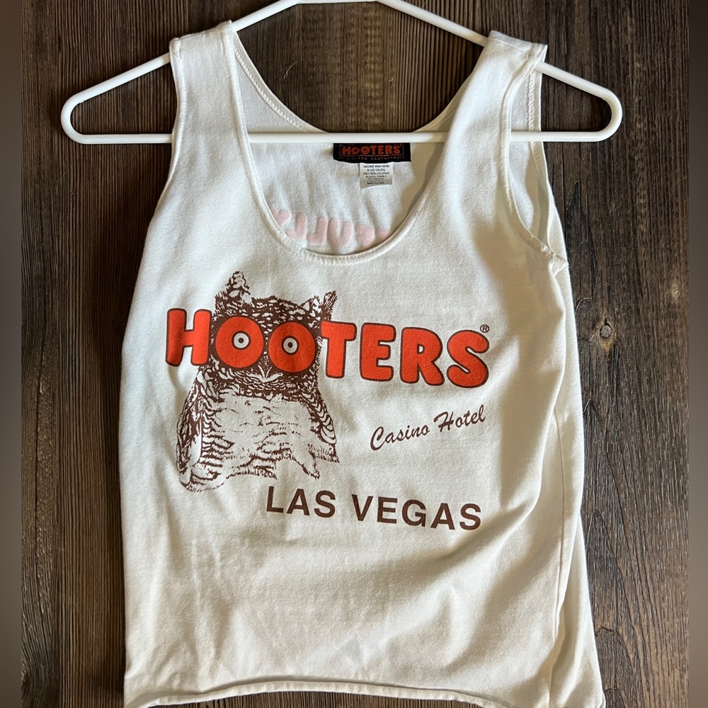 Hooters crop tank